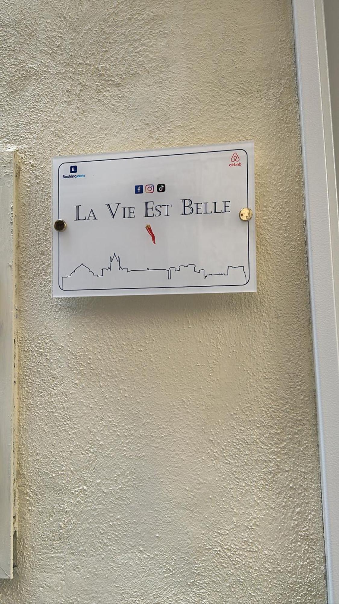 La Vie Est Belle * Naples